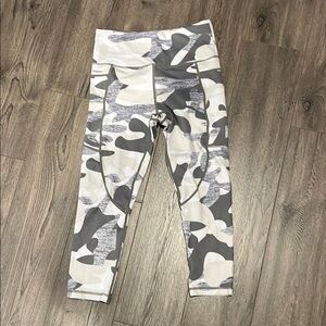 Zyia Camo light n Tight Capri 20”